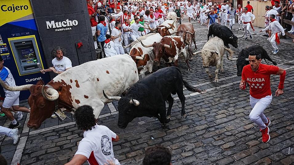 Die Stierhatzen im nordspanischen Pamplona sind schnell und gefährlich. Beim ersten von acht Läufen gab es zum Glück nur Leichtverletzte. Die Bullen aber sterben am späten Nachmittag in der Stierkampfarena. Die Stierhatzen im nordspanischen Pamplona sind schnell und gefährlich. Beim ersten von acht Läufen gab es zum Glück nur Leichtverletzte. Die Bullen aber sterben am späten Nachmittag in der Stierkampfarena.