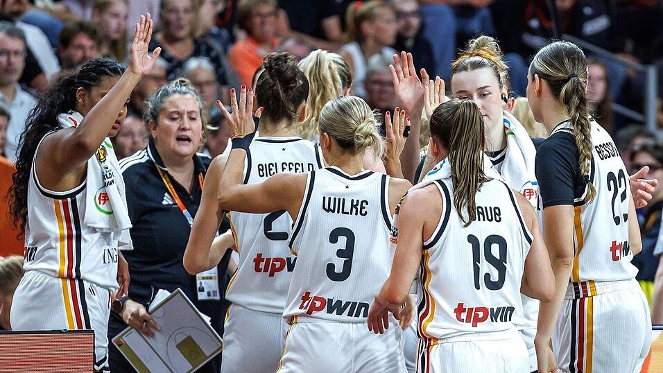 Jubel bei Deutschlands Basketballerinnen nach dem ersten Sieg.