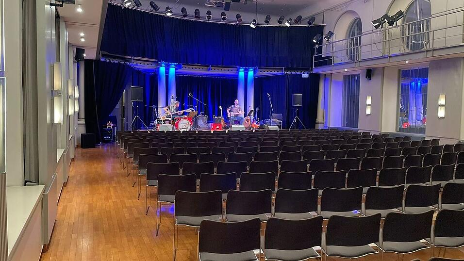 Soundcheck vor dem Konzert von Stephan Zinner in Passau.