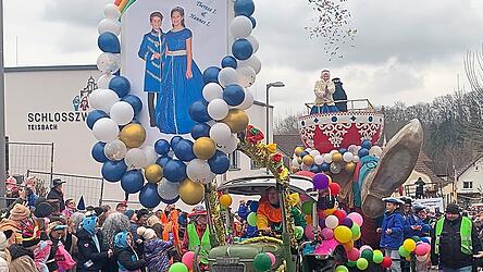 Im Teisbacher Fasching regnete es Süßes und Konfetti. Im Teisbacher Fasching regnete es Süßes und Konfetti.