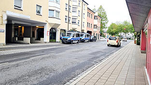 Gro&szlig;er Polizeieinsatz mit vermummten Beamten am Donnerstagmorgen in der Innenstadt.