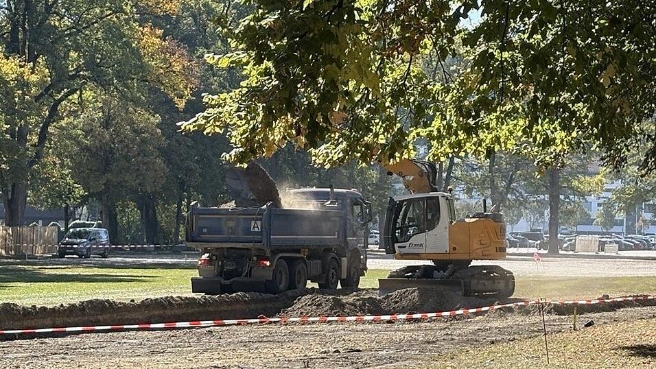 Die Raupenbagger tragen die Grasnarbe ab. Die Raupenbagger tragen die Grasnarbe ab.