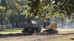 Die Raupenbagger tragen die Grasnarbe ab. Die Raupenbagger tragen die Grasnarbe ab.