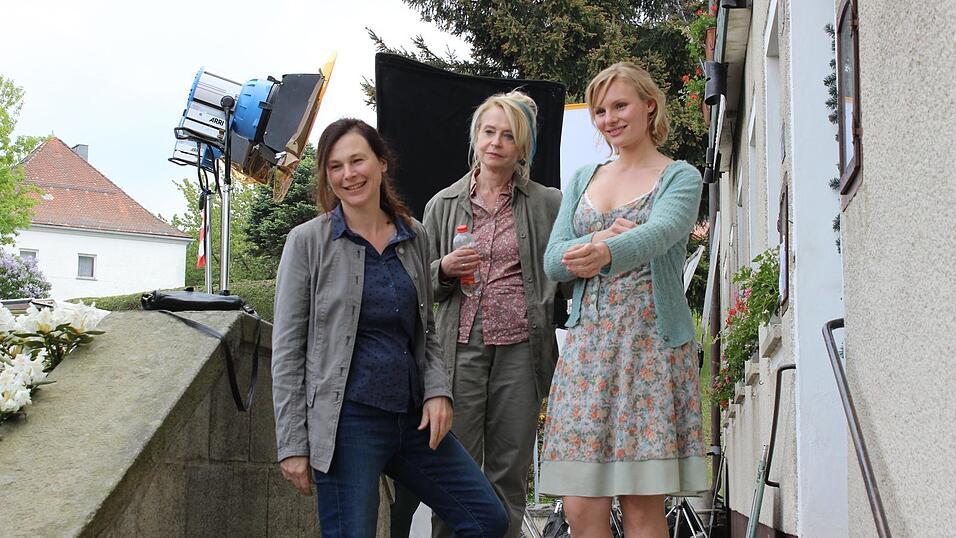 Gisela Schneeberger (Mitte) mit Bettina Mittendorfer (li.), und Rosalie Thomass (re.) am Set von 'Eine ganz hei&szlig;e Nummer 2.0' in Gotteszell.