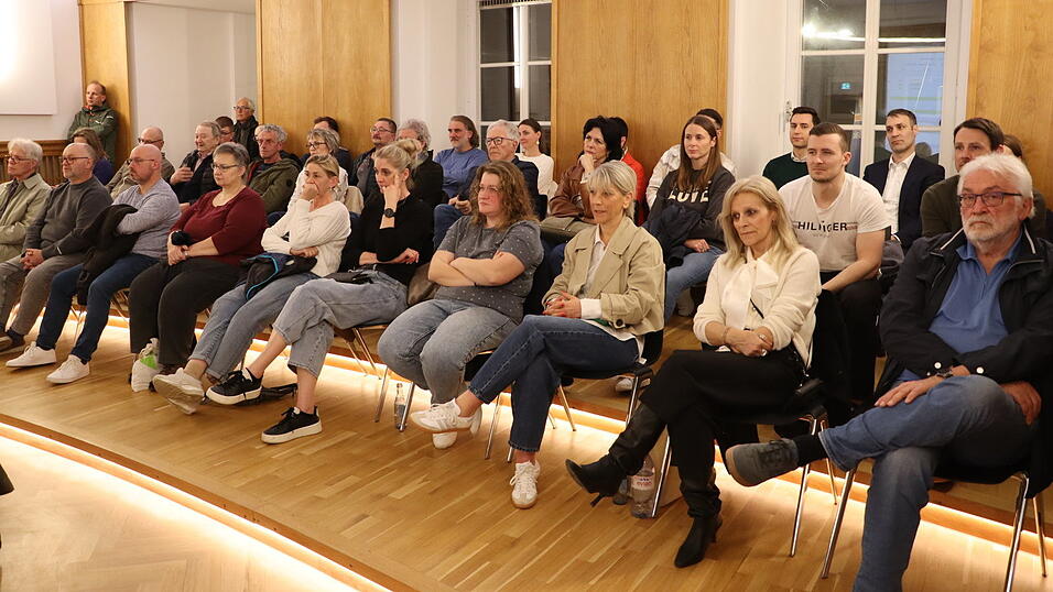 Das Interesse an der öffentlichen Sitzung war groß. Das Interesse an der öffentlichen Sitzung war groß.