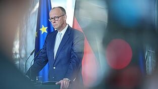 Bundeskanzler Friedrich Merz (CDU), nimmt an einem Pressestatement zur aktuellen internationalen und nationalen Lage im Bundeskanzleramt teil. Bundeskanzler Friedrich Merz (CDU), nimmt an einem Pressestatement zur aktuellen internationalen und nationalen Lage im Bundeskanzleramt teil.