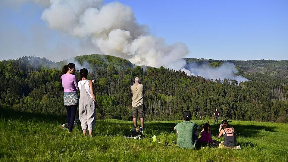 Auch in der Tschechien nahe der Grenze zu Sachsen brennen Wälder Auch in der Tschechien nahe der Grenze zu Sachsen brennen Wälder