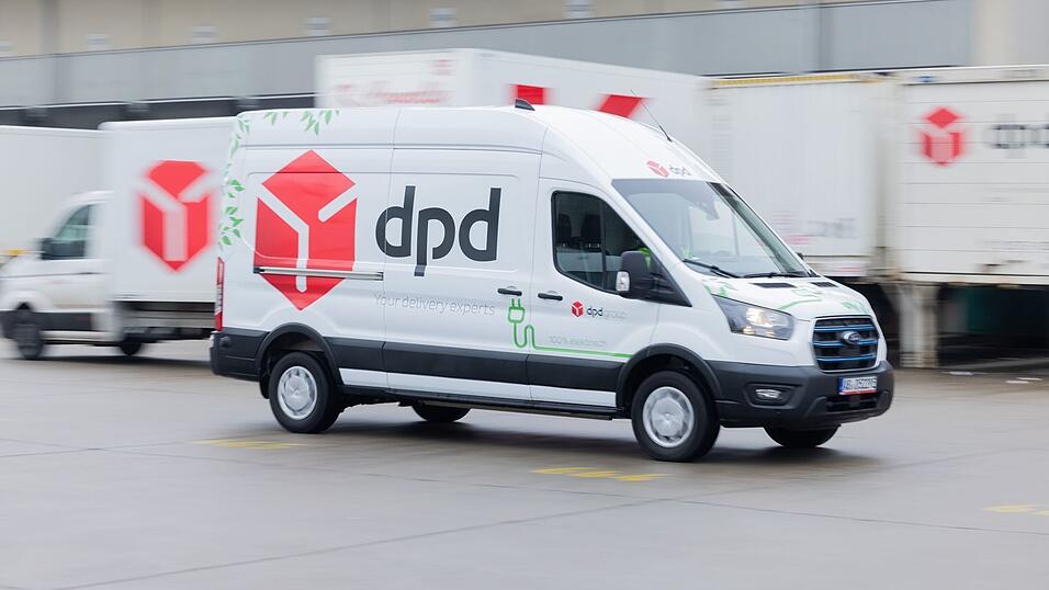 Nicht nur die gelb-roten DHL-Transporter sind omnipräsent in Deutschlands Städten, sondern auch die weiß-roten Transporter vom Wettbewerber DPD. (Archivbild) Nicht nur die gelb-roten DHL-Transporter sind omnipräsent in Deutschlands Städten, sondern auch die weiß-roten Transporter vom Wettbewerber DPD. (Archivbild)
