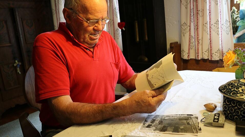 Otto Karl erinnert sich an jedes Grab, das er freigelegt hat. Einige Fotos hat er zu Hause, der Gro&szlig;teil ist aber im G&auml;ubodenmuseum in Straubing archiviert.