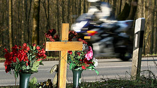Zwischen Neukrichen und St. Englmar kam es zu einem tödlichen Unfall. (Symbolbild)