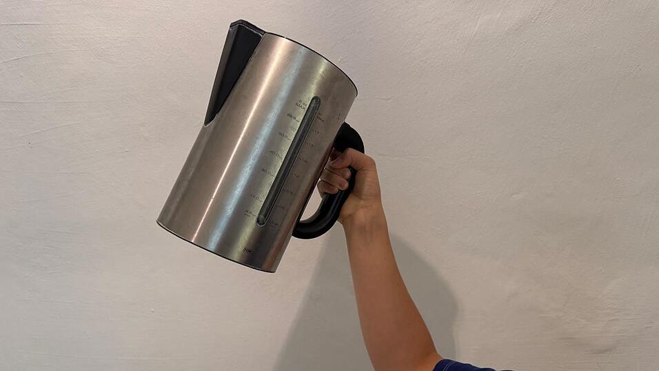 Mit einem Wasserkocher hat ein Mann einen anderen verletzt.