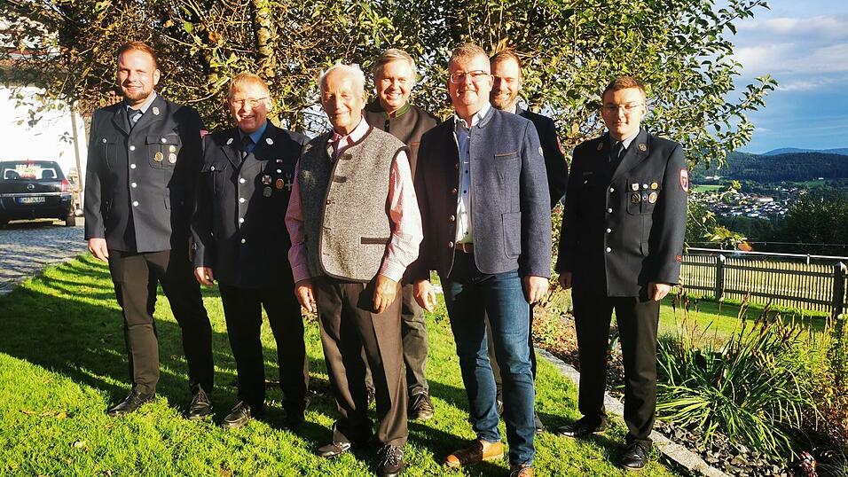 Jubilar Josef S&ouml;ldner (Mitte) zusammen mit der Abordnung der Feuerwehr Rimbach, B&uuml;rgermeister Niedermayer (3.v.r.) und Pfarrer Tauer (4.v.r.)