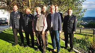 Jubilar Josef Söldner (Mitte) zusammen mit der Abordnung der Feuerwehr Rimbach, Bürgermeister Niedermayer (3.v.r.) und Pfarrer Tauer (4.v.r.)