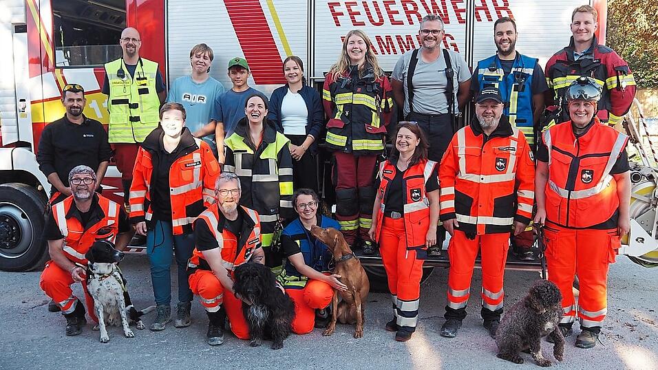 Sie absolvierten die Übung: die Rettungshundestaffel Bayerischer Wald e. V. und die FFW Mamming.