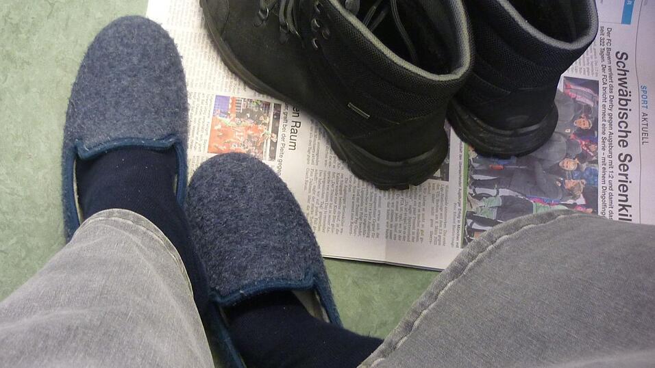 Es geht nichts &uuml;ber gem&uuml;tliche Hausschuhe, w&auml;hrend die dicken Stiefel auf der Zeitung trocknen.