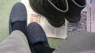 Es geht nichts über gemütliche Hausschuhe, während die dicken Stiefel auf der Zeitung trocknen. Es geht nichts über gemütliche Hausschuhe, während die dicken Stiefel auf der Zeitung trocknen.