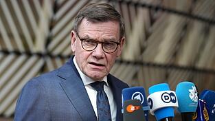 Au&szlig;enminister Johann Wadephul will Sanktionen f&uuml;r diejenigen, &bdquo;die verantwortlich sind f&uuml;r die Blockade der Stra&szlig;e von Hormus&ldquo;.