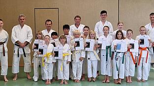 Die Karate-Trainer sowie Prüfer Alexander Peter (r.) und die erfolgreichen Prüflinge des TV Viechtach Die Karate-Trainer sowie Prüfer Alexander Peter (r.) und die erfolgreichen Prüflinge des TV Viechtach