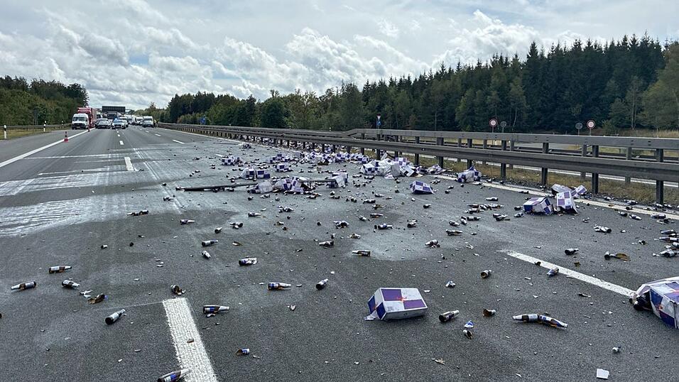 Die Autobahn war stundenlang gesperrt. Die Autobahn war stundenlang gesperrt.