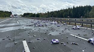 Die Autobahn war stundenlang gesperrt. Die Autobahn war stundenlang gesperrt.