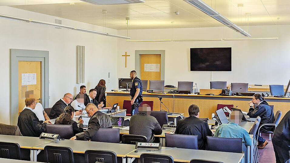 Die vier Angeklagten wollen sich an den kommenden Verhandlungstagen zu ihrer individuellen Schuld &auml;u&szlig;ern. Das Landgericht stellte ihnen einen &bdquo;Gest&auml;ndnisbonus&ldquo; in Aussicht.