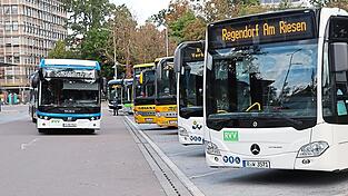 Busse am ZOB am Ernst-Reuter-Platz. Die Pilotlinie soll sich optisch deutlich absetzen.
