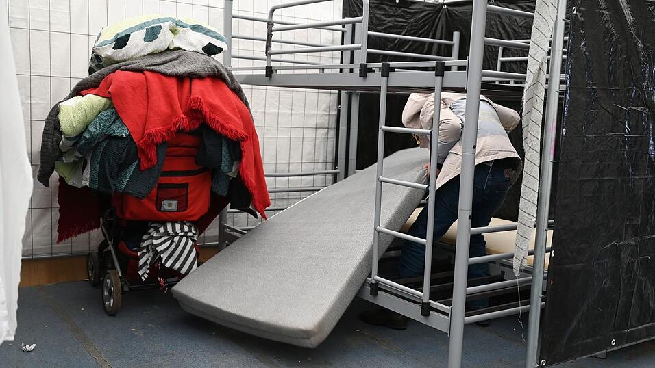 In den Zeiten der größten Überlastung wurden mancherorts Geflüchtete in Sporthallen einquartiert. (Archivbild) In den Zeiten der größten Überlastung wurden mancherorts Geflüchtete in Sporthallen einquartiert. (Archivbild)