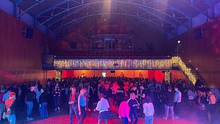 Bis um 4 uhr morgens wurde gefeiert. Bis um 4 uhr morgens wurde gefeiert.