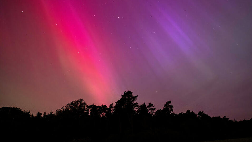 Wann solche starken Nordlichter noch einmal bei uns zu sehen sind? Sehr schwierig vorherzusagen. Aber Chancen bestehen. Wann solche starken Nordlichter noch einmal bei uns zu sehen sind? Sehr schwierig vorherzusagen. Aber Chancen bestehen.