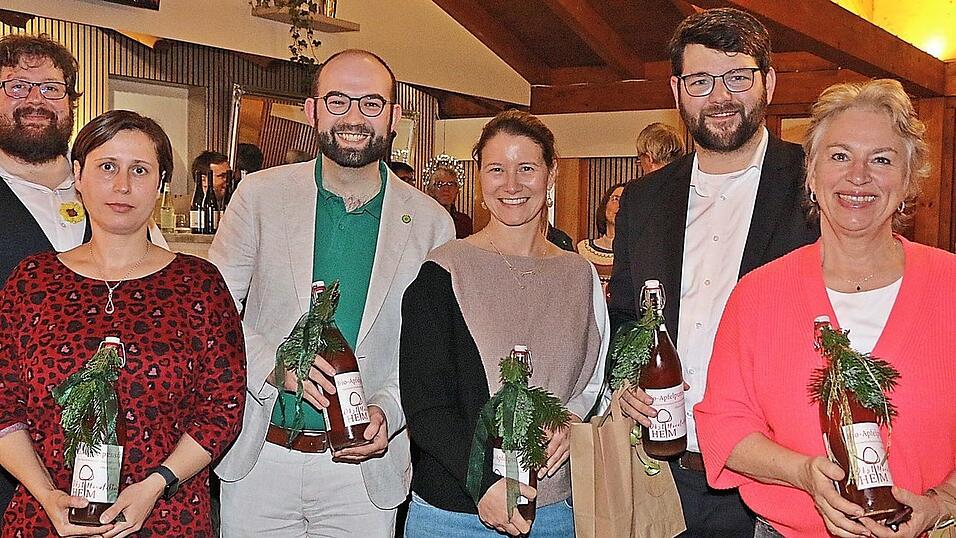 Neue Vorstandschaft mit Politprominenz: Kreisvorsitzender Max Breu, Beisitzerin des Ortsverbandes Christl Burghart, zweiter Vorsitzender des Ortsverbandes Matthias Melcher, Vorsitzende des Ortsverbandes Regina Mühlbauer, Landtagsabgeordneter Johannes Becher und Landesvorsitzende Bündnis 90/Die Grünen Gisela Sengl. Neue Vorstandschaft mit Politprominenz: Kreisvorsitzender Max Breu, Beisitzerin des Ortsverbandes Christl Burghart, zweiter Vorsitzender des Ortsverbandes Matthias Melcher, Vorsitzende des Ortsverbandes Regina Mühlbauer, Landtagsabgeordneter Johannes Becher und Landesvorsitzende Bündnis 90/Die Grünen Gisela Sengl.