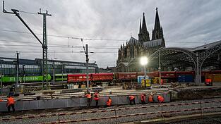 Zehn Tage lang sind Arbeiter nun an der Strecke rund um den Kölner Hauptbahnhof beschäftigt. Unter anderem werden Weichen und Oberleitungen erneuert. Zehn Tage lang sind Arbeiter nun an der Strecke rund um den Kölner Hauptbahnhof beschäftigt. Unter anderem werden Weichen und Oberleitungen erneuert.