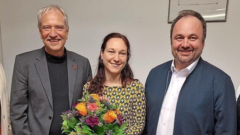 Zum 1. Dezember hat Katharina Pfaff die Nachfolge von Hans-Peter Dorsch (links) angetreten. Rechts BRK-Bezirksgeschäftsführer Mario Drexler. Zum 1. Dezember hat Katharina Pfaff die Nachfolge von Hans-Peter Dorsch (links) angetreten. Rechts BRK-Bezirksgeschäftsführer Mario Drexler.