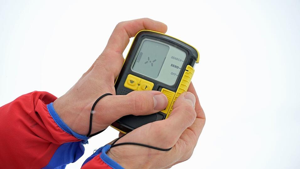 Ein Lawinenversch&uuml;ttetensuchger&auml;t (LVS) geh&ouml;rt zur Ausr&uuml;stung und erm&ouml;glicht die Ortung von Opfern unter der Schneedecke.