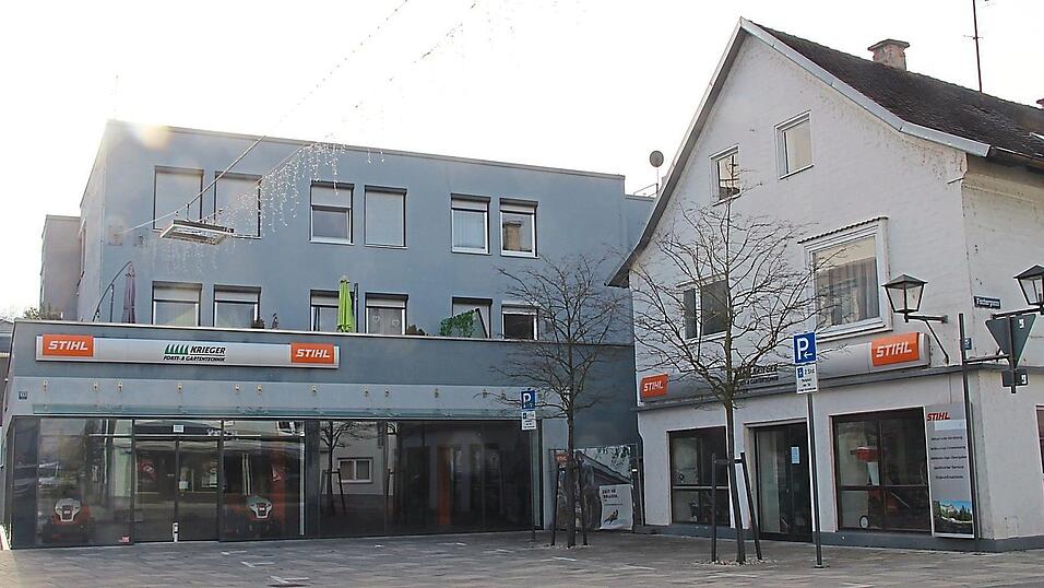 Das neue Firmenschild ist bereits an der Fassade des ehemaligen Modehauses Plager angebracht. Durch die Erweiterung vergr&ouml;&szlig;ert sich nicht nur die Ladenfl&auml;che, auch mehr Parkpl&auml;tze stehen zur Verf&uuml;gung.