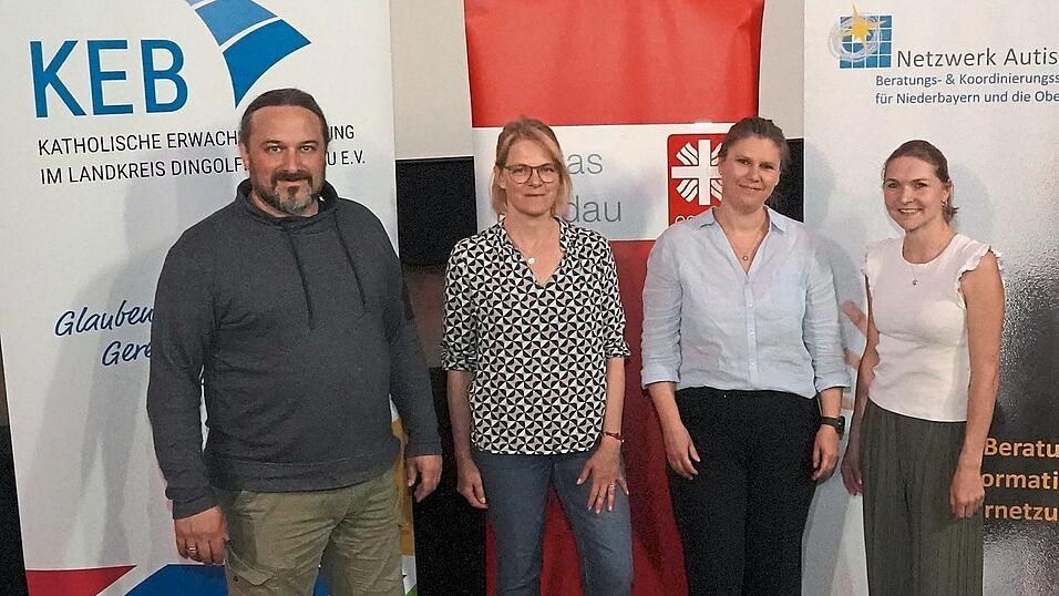 Stefan Ramoser (KEB, v. l.), Monika Brader (Caritas), Anja Roßmeier und Monika Feilmeier (beide Netzwerk Autismus Niederbayern) beantworteten nach der Filmvorführung Fragen zum Thema Autismus und Inklusion. Stefan Ramoser (KEB, v. l.), Monika Brader (Caritas), Anja Roßmeier und Monika Feilmeier (beide Netzwerk Autismus Niederbayern) beantworteten nach der Filmvorführung Fragen zum Thema Autismus und Inklusion.