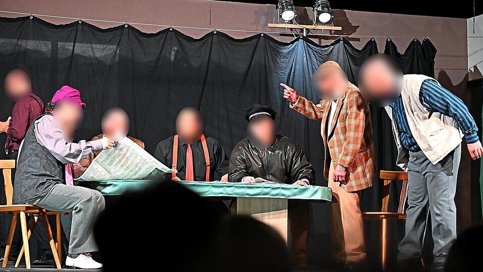 &bdquo;30 Seiten humorfreie Zone?&ldquo; Inmitten der kreativen Krise fliegen die Fetzen. Die Gesichter wurden aus Datenschutzgr&uuml;nden unkenntlich gemacht.