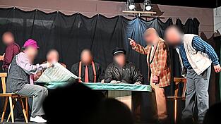 &bdquo;30 Seiten humorfreie Zone?&ldquo; Inmitten der kreativen Krise fliegen die Fetzen. Die Gesichter wurden aus Datenschutzgr&uuml;nden unkenntlich gemacht.