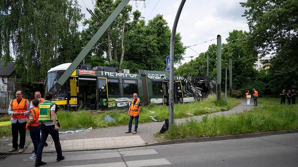 Eine Stra&szlig;enbahn in Neu Hohensch&ouml;nhausen ist entgleist. Bei dem Unfall gab es viele Verletzte.