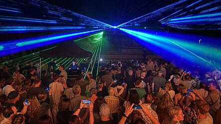 Die Lasershow bot ein spektakuläres Farbenspiel über dem Theatron. Die Lasershow bot ein spektakuläres Farbenspiel über dem Theatron.