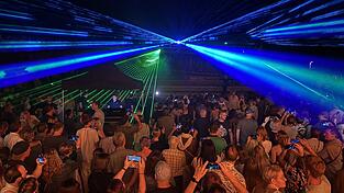 Die Lasershow bot ein spektakuläres Farbenspiel über dem Theatron. Die Lasershow bot ein spektakuläres Farbenspiel über dem Theatron.