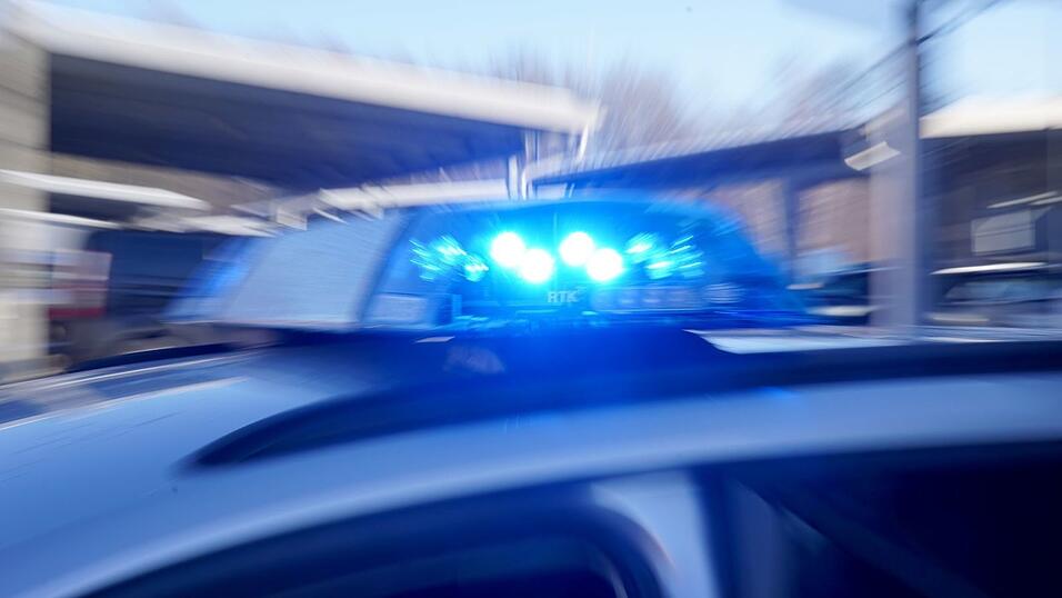 Neben den Waffen finden die Beamten auch einen angerauchten Joint. (Symbolbild) Neben den Waffen finden die Beamten auch einen angerauchten Joint. (Symbolbild)