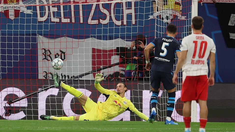 Leipzigs Torwart Maarten Vandevoordt hält den Elfmeter von Eindhovens Ivan Perišić. Leipzigs Torwart Maarten Vandevoordt hält den Elfmeter von Eindhovens Ivan Perišić.