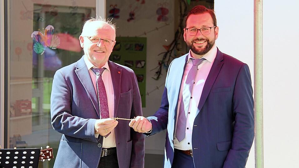 Architekt Bindhammer (l.) &uuml;bergibt den Schl&uuml;ssel an B&uuml;rgermeister Hieninger.