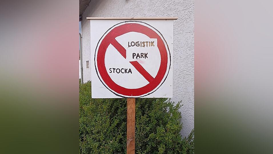 Seit Monaten laufen die B&uuml;rger Sturm gegen den bei Stocka geplanten Amazon-Logistikpark.