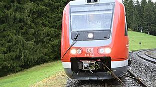 Das vordere Fahrgestell des Zuges sprang durch den Zusammenstoß aus den Gleisen.