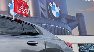 In M&uuml;nchen protestierte die IG Metall mit einem Autokorso um das BMW-Werk.