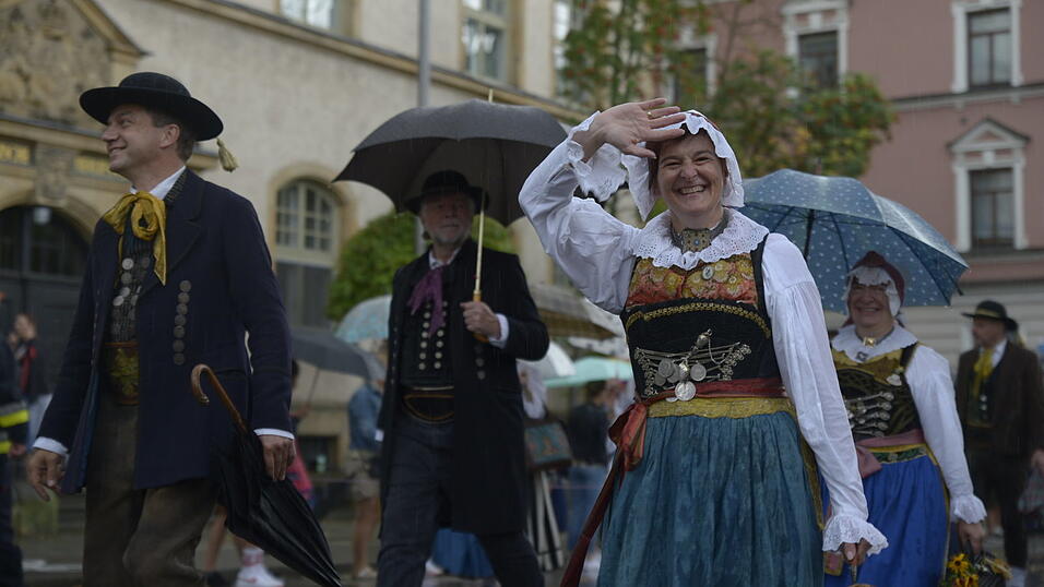 Zahlreiche Musik- und Trachtengruppen zogen nach dreij&auml;hriger Pause am Freitagabend zum Festplatz Am Hagen.&nbsp;