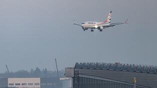 Die Chartermaschine mit den geflüchteten Afghaninnen und Afghanen an Bord landete am Morgen am Flughafen Berlin Brandenburg. Die Chartermaschine mit den geflüchteten Afghaninnen und Afghanen an Bord landete am Morgen am Flughafen Berlin Brandenburg.