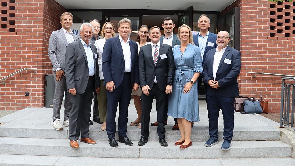 Aufsichtsrat Wolfgang Högl (von links), Vorstand Christoph Gruber, Aufsichtsrat Winfried Müller-Wörle, stellvertretende Aufsichtsratsvorsitzende Stephanie Küffner, Hans Maier, Verbandsdirektor VdW Bayern, Aufsichtsrätin Sigrid Obermeier, Aufsichtsratsvorsitzender Peter Görlich, Aufsichtsrat Alexander Stanko, Christine Fischer, Leitung Geschäftsbereich Verbandsrechtsberatung VdW, Vorstand Thomas Rapp und Geschäftsführer Peter Wimmer Aufsichtsrat Wolfgang Högl (von links), Vorstand Christoph Gruber, Aufsichtsrat Winfried Müller-Wörle, stellvertretende Aufsichtsratsvorsitzende Stephanie Küffner, Hans Maier, Verbandsdirektor VdW Bayern, Aufsichtsrätin Sigrid Obermeier, Aufsichtsratsvorsitzender Peter Görlich, Aufsichtsrat Alexander Stanko, Christine Fischer, Leitung Geschäftsbereich Verbandsrechtsberatung VdW, Vorstand Thomas Rapp und Geschäftsführer Peter Wimmer