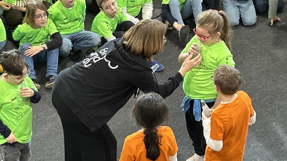 Andrea, Felix und Hansi versuchen sich als Flaschenfl&ouml;tisten. Natalie Schwaabe gibt daf&uuml;r Tipps.